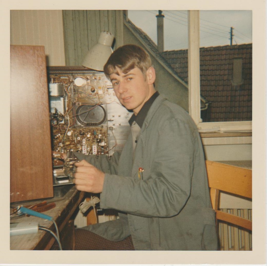 Mann beim Reparieren von einem Radio